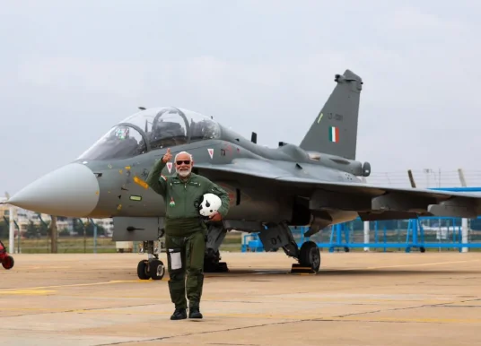 Yakinkan Dunia Ketangguhan Produk India, PM Narendra Modi Terbangkan Jet Tempur LCA Tejas