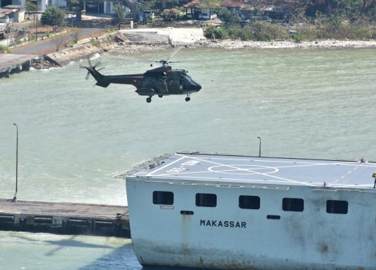 Jelang Kedatangan Kapal Induk KRI Gajah Mada, Helikopter TNI AU Uji Kemampuan Ship Board Operation