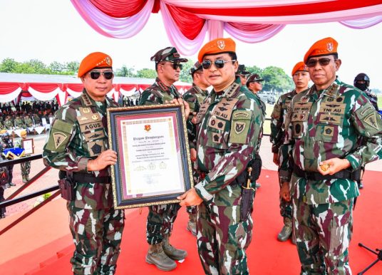 Panglima TNI, Kapolri, Wapang TNI, Kasad, dan Kasal Diangkat Sebagai Warga Kehormatan Korpasgat Baret Jingga